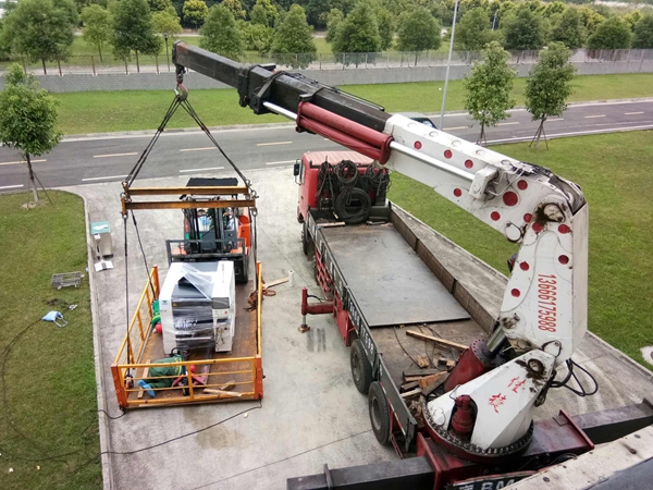 SMT設備卸車、拆箱作業(yè)
